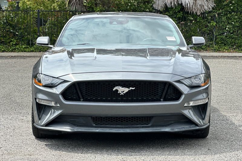 Ford Mustang Vehicle Full-screen Gallery Image 09