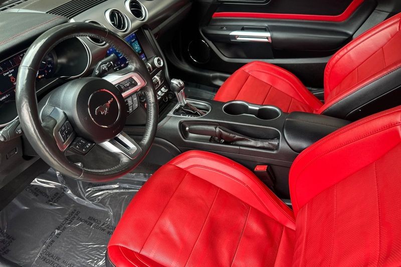 Ford Mustang Vehicle Full-screen Gallery Image 10
