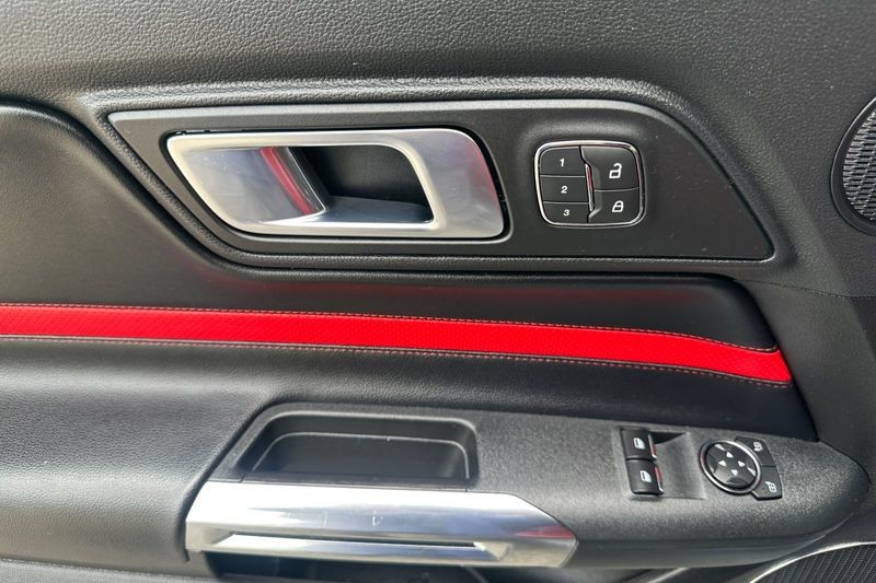 Ford Mustang Vehicle Full-screen Gallery Image 11
