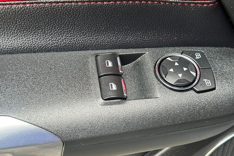 Ford Mustang Vehicle Full-screen Gallery Image 12