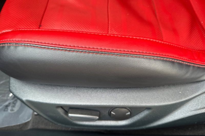 Ford Mustang Vehicle Full-screen Gallery Image 13