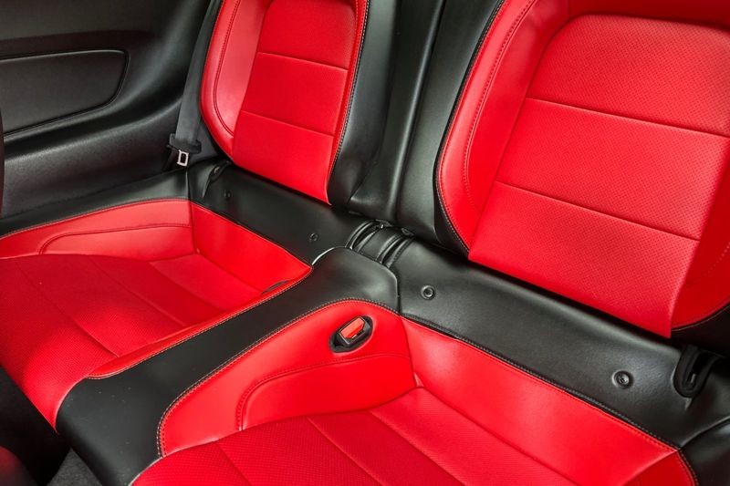 Ford Mustang Vehicle Full-screen Gallery Image 14
