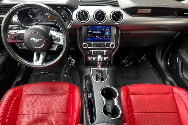Ford Mustang Vehicle Full-screen Gallery Image 15