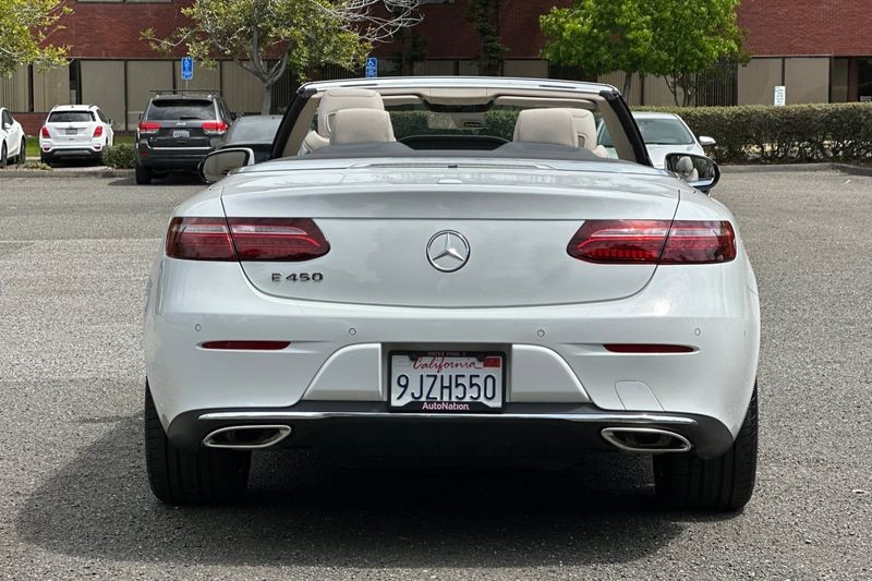 Mercedes-Benz E-Class Vehicle Full-screen Gallery Image 04
