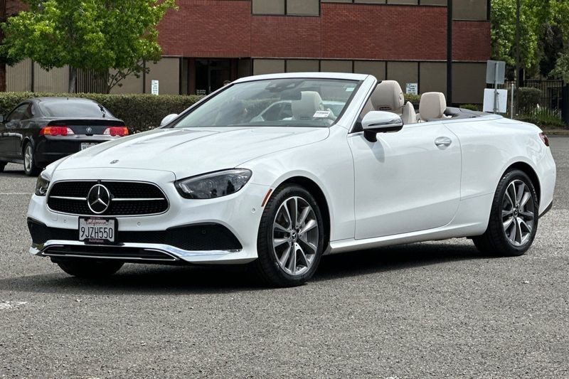 Mercedes-Benz E-Class Vehicle Full-screen Gallery Image 08