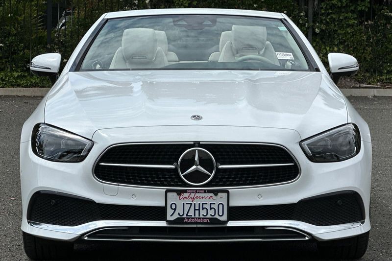 Mercedes-Benz E-Class Vehicle Full-screen Gallery Image 09
