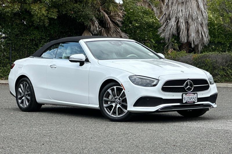 Mercedes-Benz E-Class Vehicle Full-screen Gallery Image 10