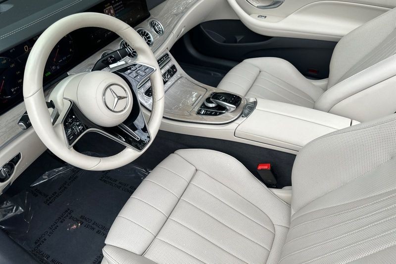 Mercedes-Benz E-Class Vehicle Full-screen Gallery Image 11