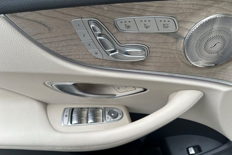 Mercedes-Benz E-Class Vehicle Full-screen Gallery Image 12