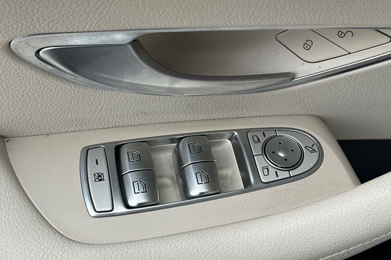 Mercedes-Benz E-Class Vehicle Full-screen Gallery Image 13