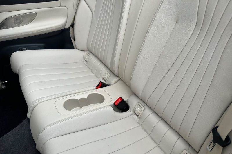 Mercedes-Benz E-Class Vehicle Full-screen Gallery Image 15