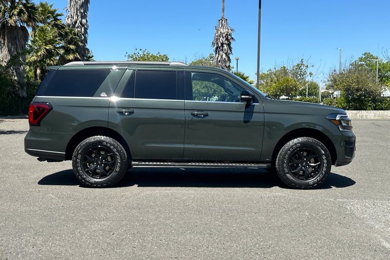 Ford Expedition Vehicle Full-screen Gallery Image 02