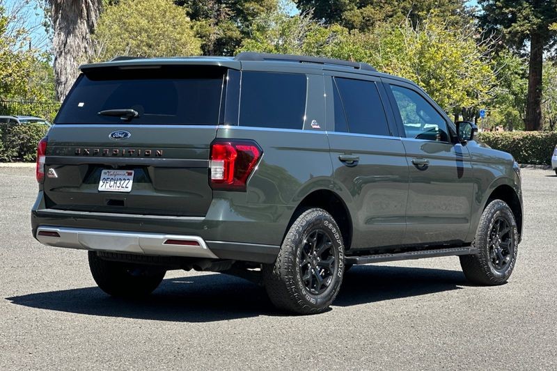Ford Expedition Vehicle Full-screen Gallery Image 03