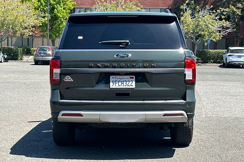Ford Expedition Vehicle Full-screen Gallery Image 04