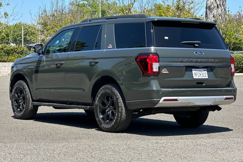 Ford Expedition Vehicle Full-screen Gallery Image 05