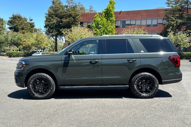 Ford Expedition Vehicle Full-screen Gallery Image 07