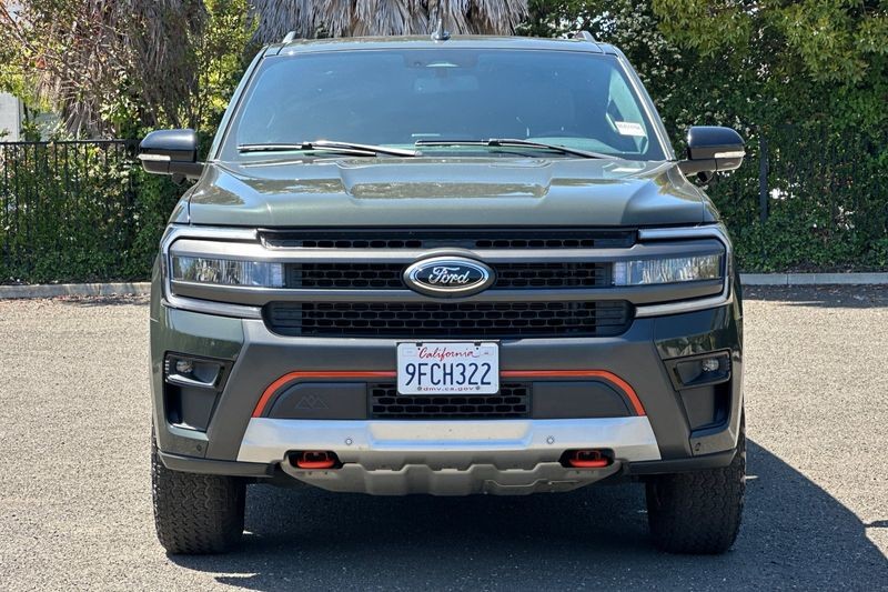 Ford Expedition Vehicle Full-screen Gallery Image 09