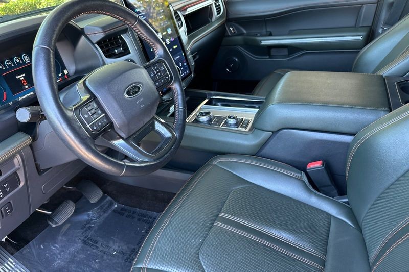 Ford Expedition Vehicle Full-screen Gallery Image 10