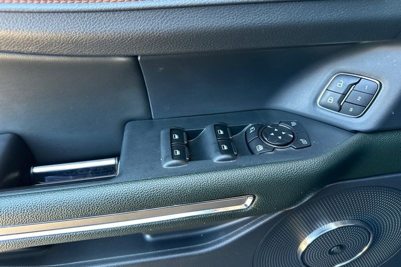 Ford Expedition Vehicle Full-screen Gallery Image 11