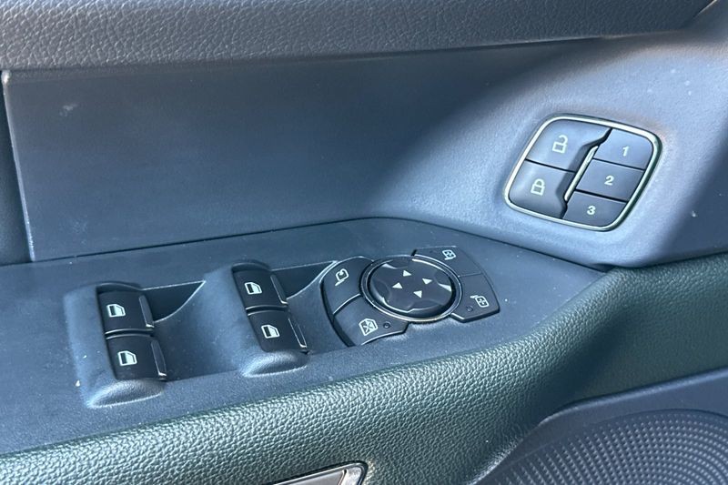 Ford Expedition Vehicle Full-screen Gallery Image 12