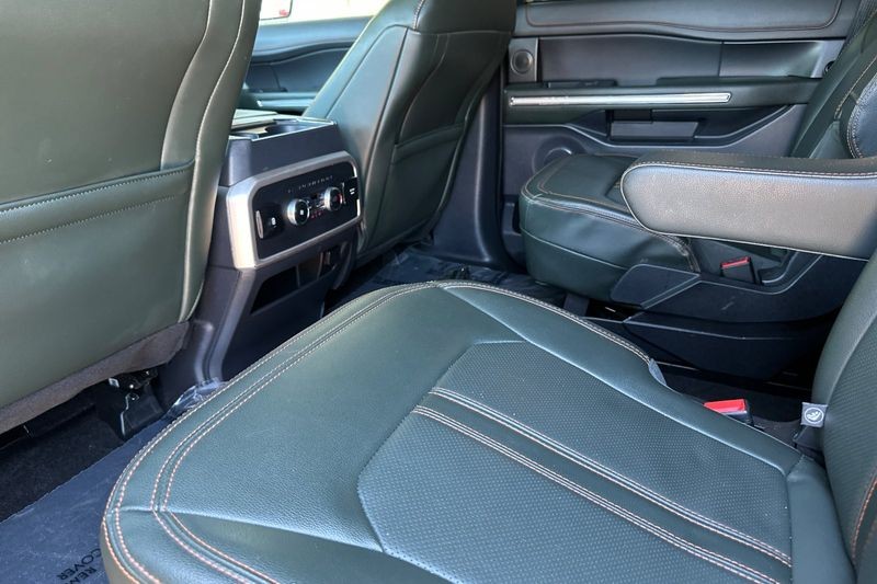 Ford Expedition Vehicle Full-screen Gallery Image 14