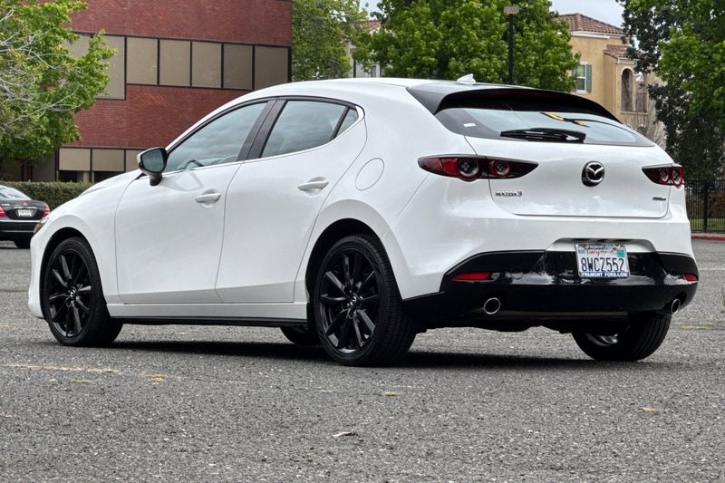 Mazda Mazda3 Vehicle Full-screen Gallery Image 05