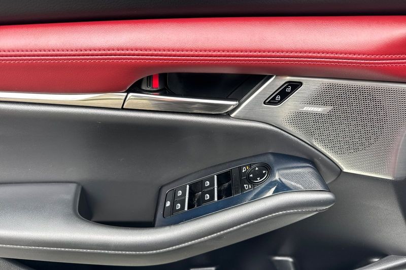 Mazda Mazda3 Vehicle Full-screen Gallery Image 11