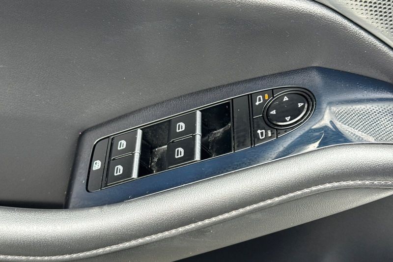 Mazda Mazda3 Vehicle Full-screen Gallery Image 12
