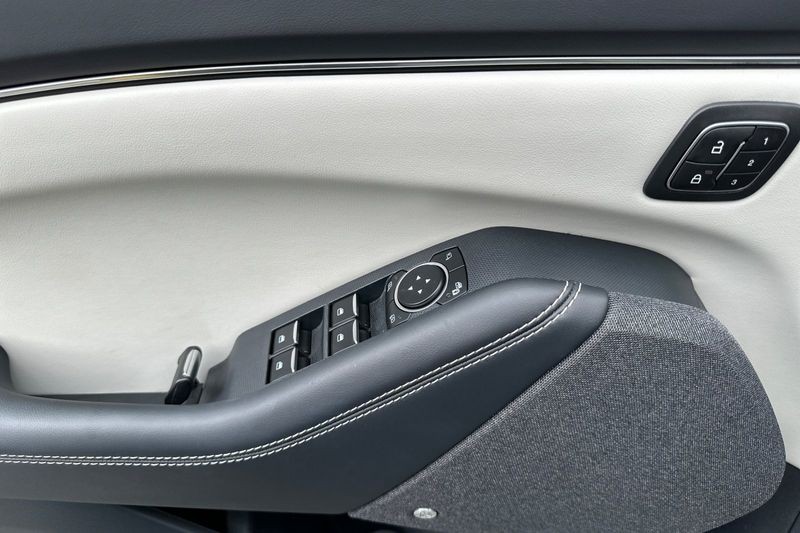 Ford Mustang Mach-E Vehicle Full-screen Gallery Image 11
