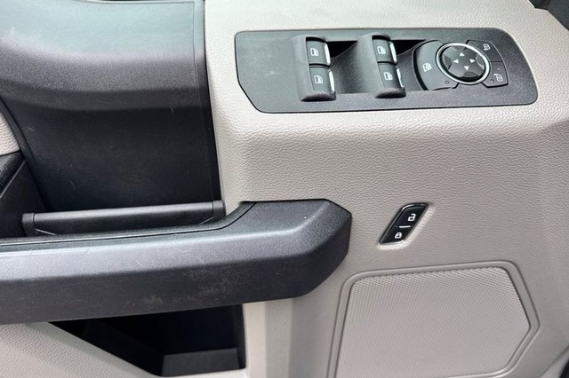 Ford F-150 Vehicle Full-screen Gallery Image 11