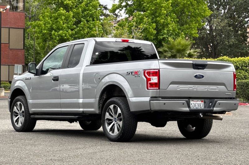 Ford F-150 Vehicle Full-screen Gallery Image 05