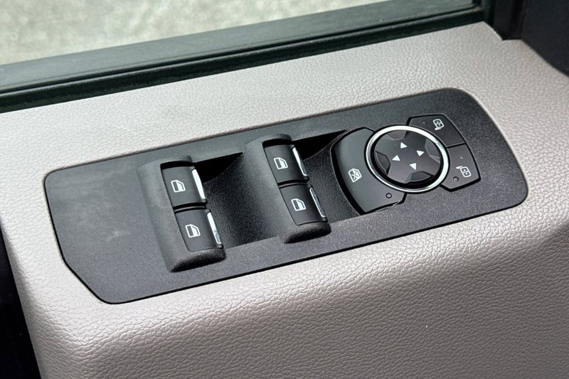 Ford F-150 Vehicle Full-screen Gallery Image 12