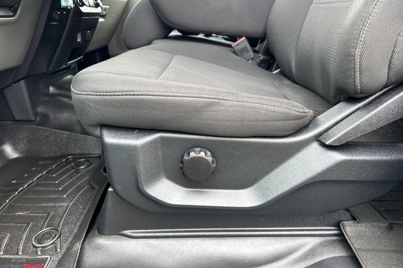 Ford F-150 Vehicle Full-screen Gallery Image 13