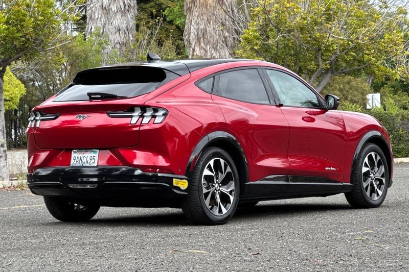 Ford Mustang Mach-E Vehicle Full-screen Gallery Image 03