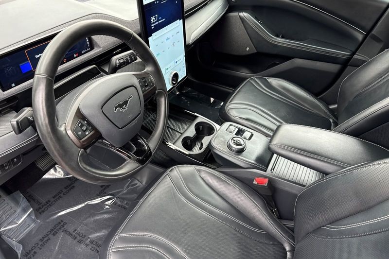 Ford Mustang Mach-E Vehicle Full-screen Gallery Image 10