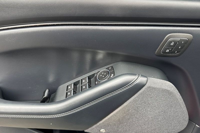 Ford Mustang Mach-E Vehicle Full-screen Gallery Image 11