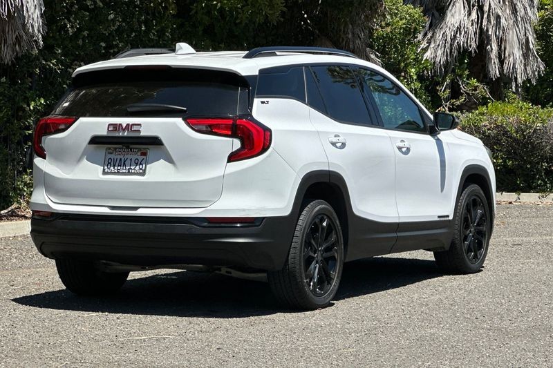 GMC Terrain Vehicle Full-screen Gallery Image 03