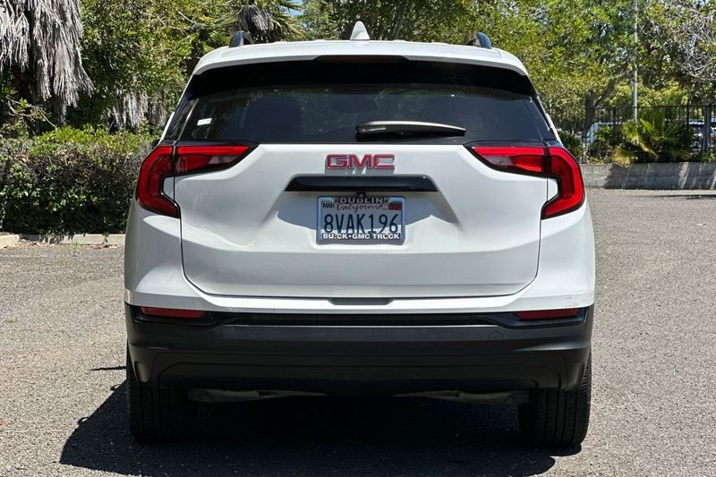 GMC Terrain Vehicle Full-screen Gallery Image 04