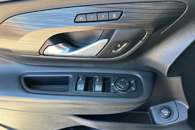 GMC Terrain Vehicle Full-screen Gallery Image 11