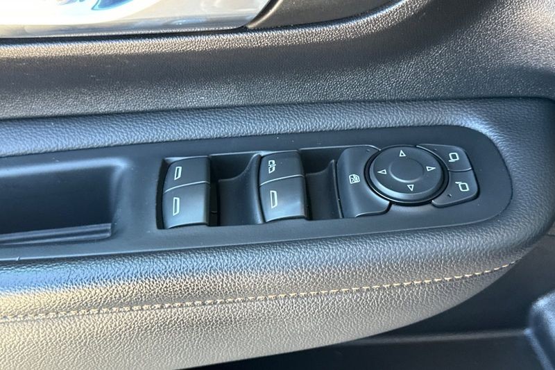 GMC Terrain Vehicle Full-screen Gallery Image 12