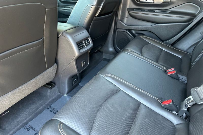 GMC Terrain Vehicle Full-screen Gallery Image 14