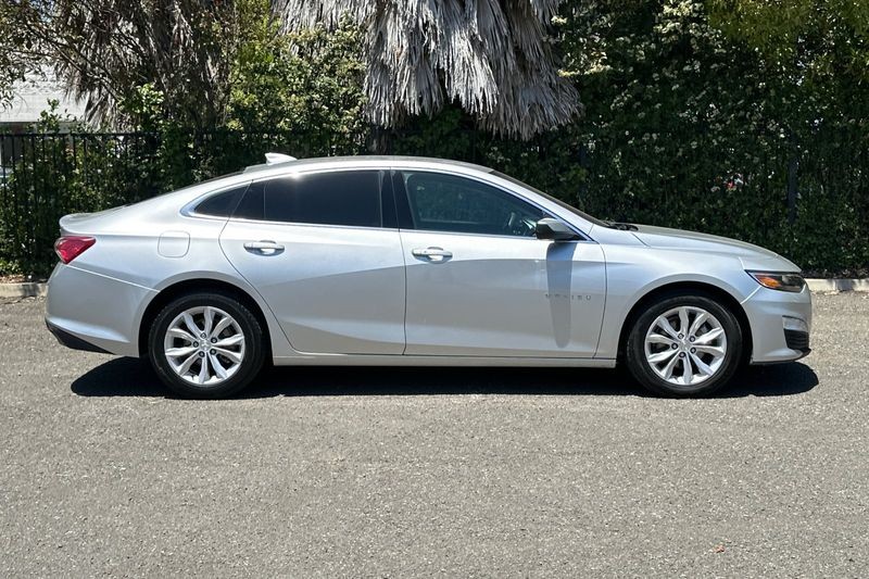 Chevrolet Malibu Vehicle Full-screen Gallery Image 02