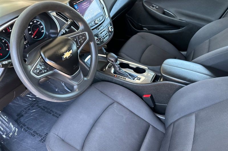 Chevrolet Malibu Vehicle Full-screen Gallery Image 10