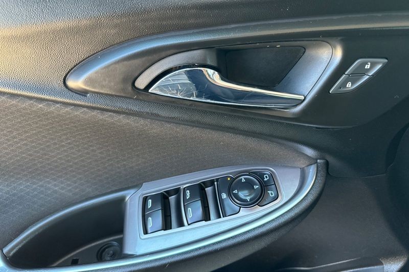 Chevrolet Malibu Vehicle Full-screen Gallery Image 11