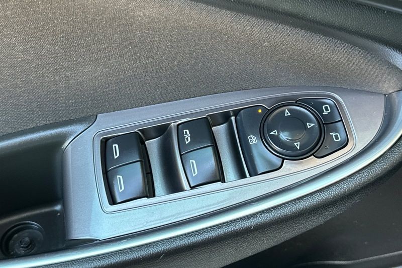 Chevrolet Malibu Vehicle Full-screen Gallery Image 12