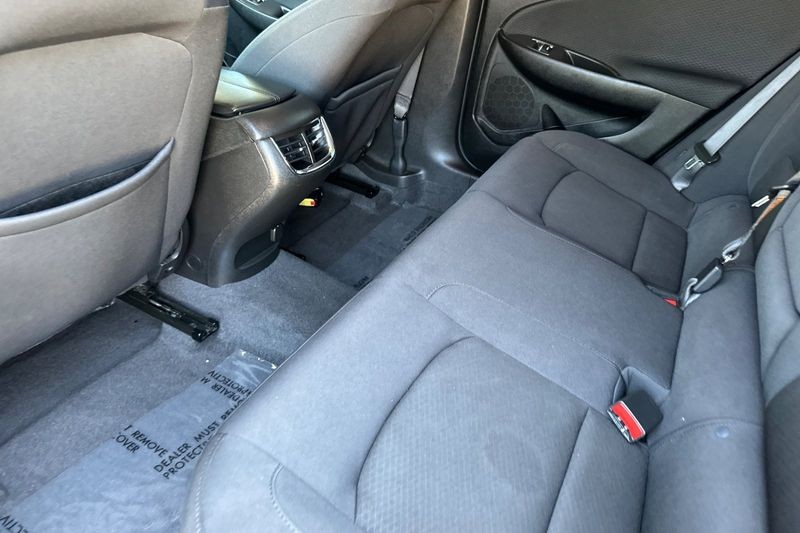 Chevrolet Malibu Vehicle Full-screen Gallery Image 14