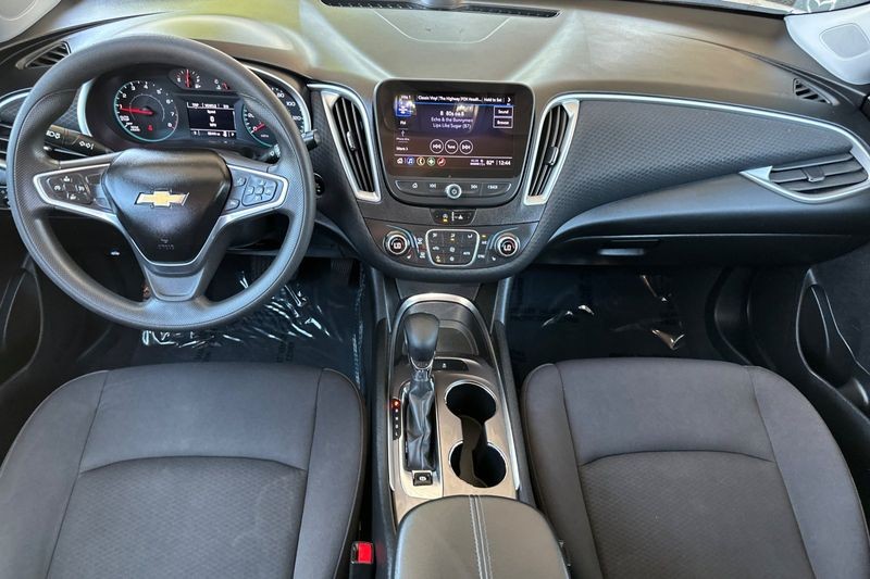 Chevrolet Malibu Vehicle Full-screen Gallery Image 15
