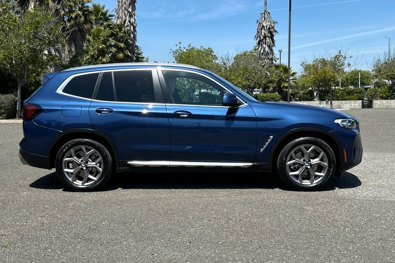 BMW X3 Vehicle Full-screen Gallery Image 02
