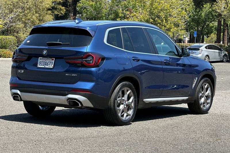 BMW X3 Vehicle Full-screen Gallery Image 03