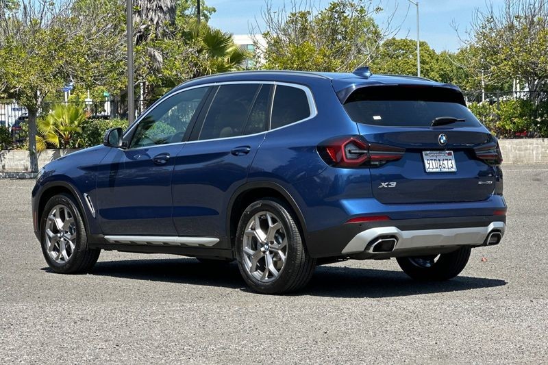 BMW X3 Vehicle Full-screen Gallery Image 05